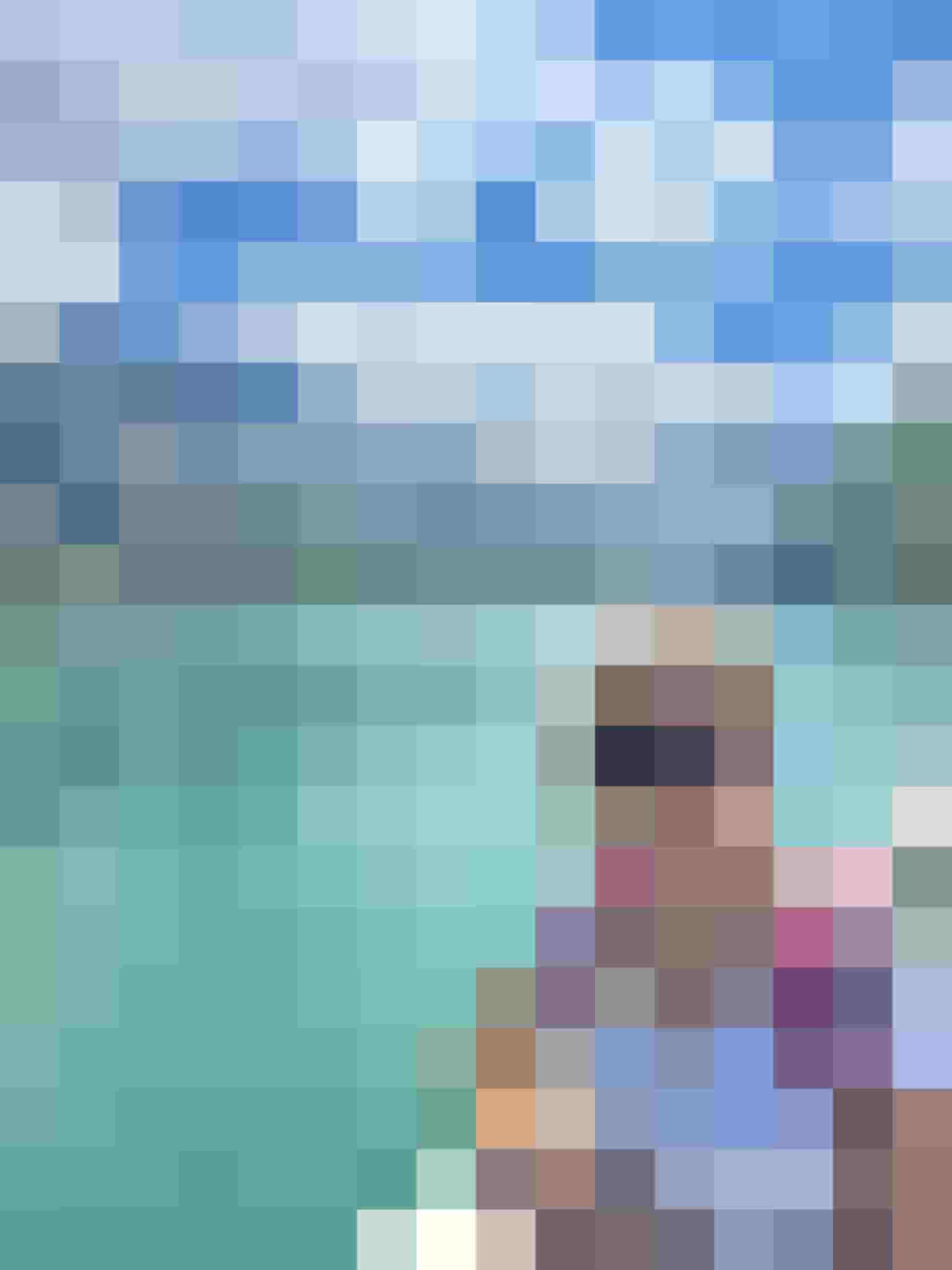 Frau mit Sonnenbrille vor türkisfarbenem Stausee in den Alpen