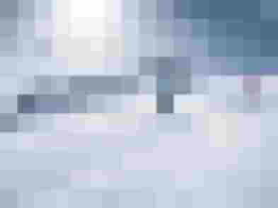 Skifahrer auf breiter Piste am Kitzsteinhorn mit Gletscherblick und Seilbahnen bei Kaprun