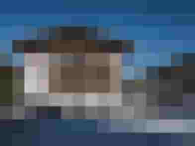 Außenansicht der Pension Monika in Kaprun mit verschneiter Alpenkulisse und Blick auf das Kitzsteinhorn