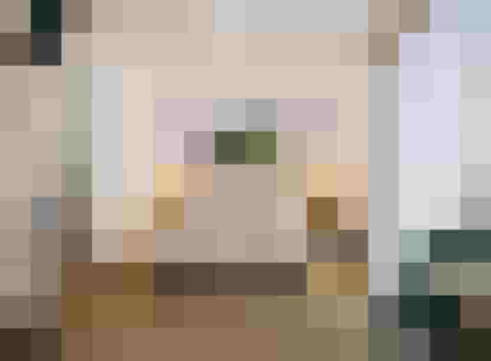 Modernes Doppelzimmer mit Holzbettrahmen, offenem Badzugang, TV und Sitzplatz am Fenster